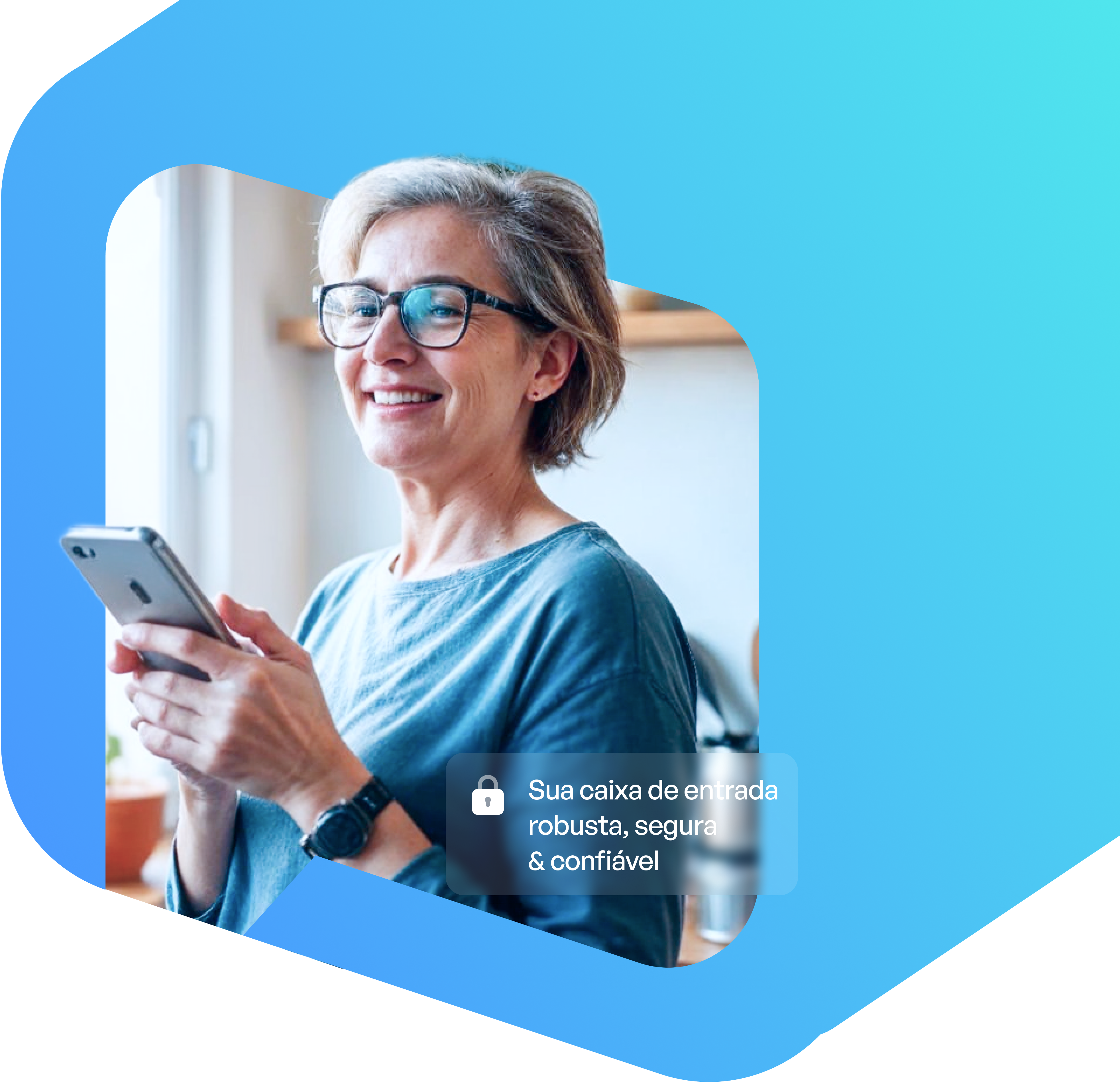 Imagem de uma mulher adulta com um celular em mãos. Texto sobre imagem: Sua caixa de entrada robusta, segura e confiável